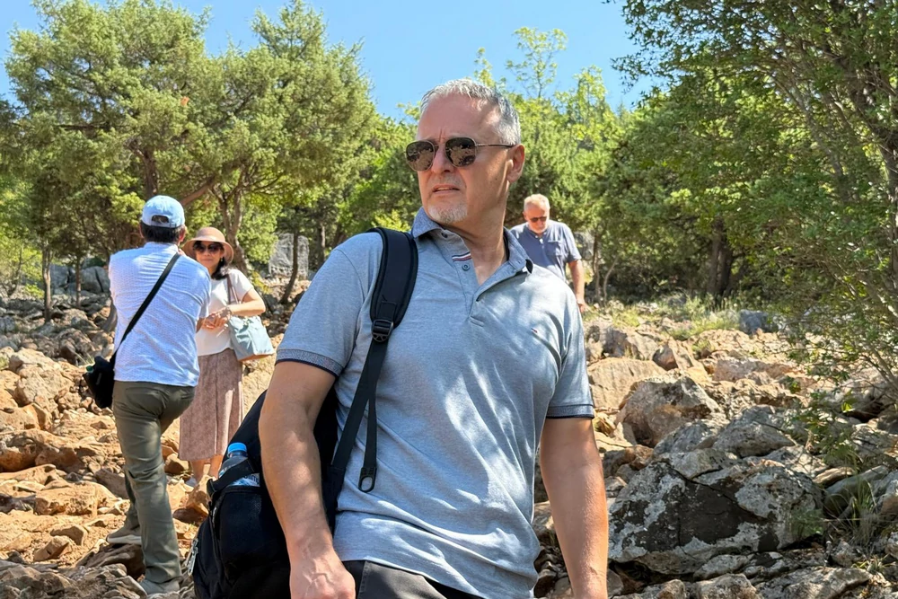 Thompson u Međugorju: Susret s tišinom i molitvom na Brdu ukazanja